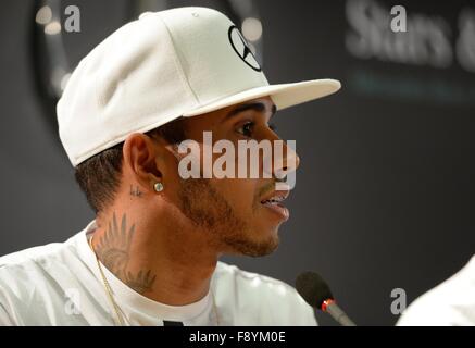 Stuttgart, Germania. 12 Dic, 2015. Formula Uno campione del mondo in carica Lewis Hamilton parla ai giornalisti durante le stelle & Auto conferenza stampa presso la Mercedes-Benz Arena a Stoccarda, Germania, 12 dicembre 2015. Foto: DENIZ CALAGAN/dpa/Alamy Live News Foto Stock