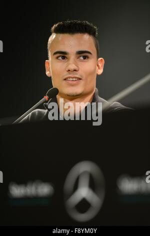 Stuttgart, Germania. 12 Dic, 2015. Pascal Wehrlein, vincitore assoluto della Deutsche Tourenwagen Masters (DTM), parla con i giornalisti durante le stelle & Auto conferenza stampa presso la Mercedes-Benz Arena a Stoccarda, Germania, 12 dicembre 2015. Foto: DENIZ CALAGAN/dpa/Alamy Live News Foto Stock