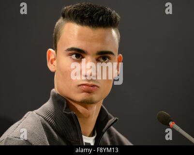 Stuttgart, Germania. 12 Dic, 2015. Pascal Wehrlein, vincitore assoluto della Deutsche Tourenwagen Masters (DTM), parla con i giornalisti durante le stelle & Auto conferenza stampa presso la Mercedes-Benz Arena a Stoccarda, Germania, 12 dicembre 2015. Foto: DENIZ CALAGAN/dpa/Alamy Live News Foto Stock