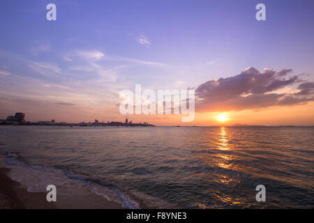 Bel tramonto, vista dalla spiaggia di Pattaya in Thailandia Foto Stock