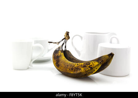 Oltre banane mature per la colazione su sfondo bianco Foto Stock