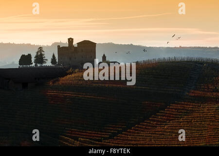 Vedere il tramonto sulle colline del castello di Grinzane Cavour patrimonio Unesco nel territorio delle Langhe Piemonte Italia, m