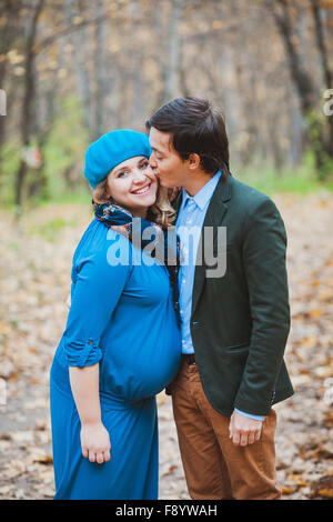 Incinta giovane appoggiata nel parco Foto Stock