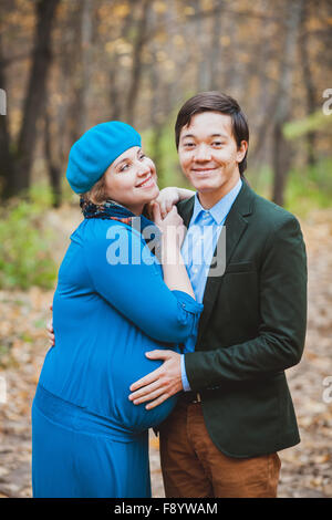 Incinta giovane appoggiata nel parco Foto Stock