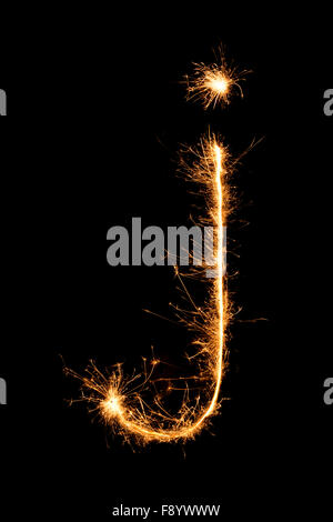 Sparkler fuochi d' artificio alfabeto di luce j (piccole lettere) di notte sullo sfondo Foto Stock