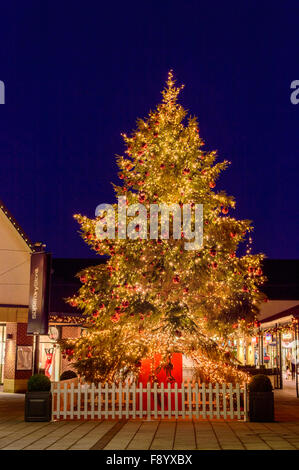 Il principale albero di Natale a East Midlands Designer Outlet Shopping Village. (McArthurglen East Midlands). Foto Stock