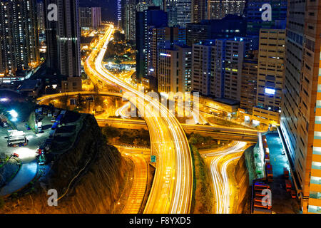 Il traffico intenso della notte in finanza, urbano della città di Hong kong Foto Stock