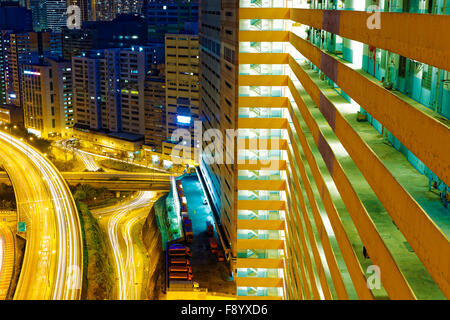 Il traffico intenso della notte in finanza, urbano della città di Hong kong Foto Stock