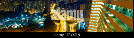 Il traffico intenso della notte in finanza, urbano della città di Hong kong Foto Stock