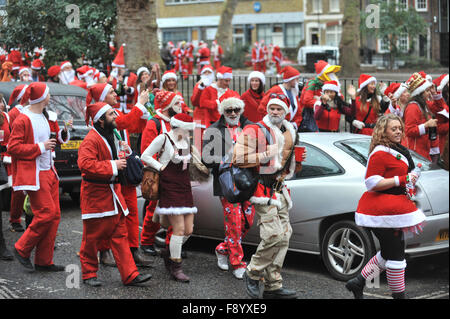 Hoxton, Londra, Regno Unito. Il 12 dicembre 2015. Santacon Londra 2015, centinaia di Babbo Natale pub crawl Foto Stock