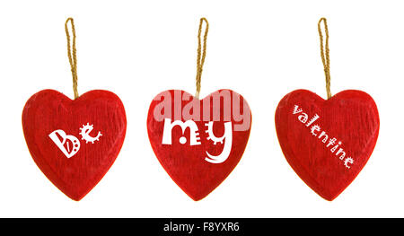 Essere il mio Valentino tre cuori di legno su sfondo bianco Foto Stock