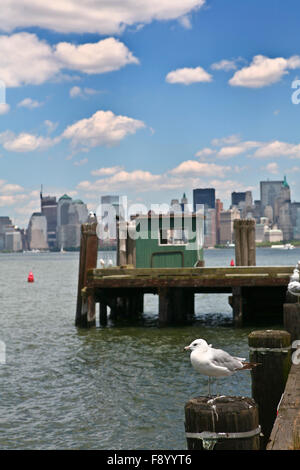 Liberty Island pier davanti a Manhattan, il porto di New York, Stati Uniti d'America Foto Stock