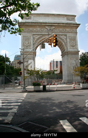 Una luce rossa di stop in washinton Square Park, New York Foto Stock