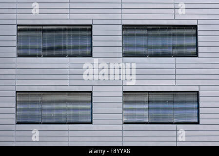Windows con jalousies di un edificio grigio Foto Stock