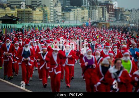 Mare rosso di Babbo Natale che corre lungo la Brighton & Hove lungomare, Sussex, Regno Unito oggi presso l annuale 'Santa Dash'. Darren Cool - 0779230872 Foto Stock