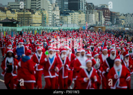 Mare rosso di Babbo Natale che corre lungo la Brighton & Hove lungomare, Sussex, Regno Unito oggi presso l annuale 'Santa Dash'. Darren Cool - 0779230872 Foto Stock