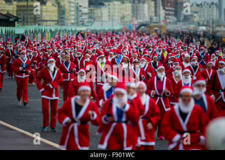 Mare rosso di Babbo Natale che corre lungo la Brighton & Hove lungomare, Sussex, Regno Unito oggi presso l annuale 'Santa Dash'. Darren Cool - 0779230872 Foto Stock