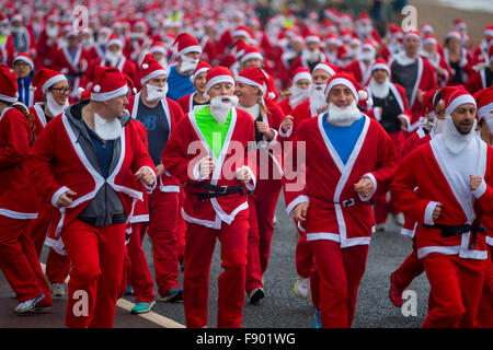 Mare rosso di Babbo Natale che corre lungo la Brighton & Hove lungomare, Sussex, Regno Unito oggi presso l annuale 'Santa Dash'. Darren Cool - 0779230872 Foto Stock