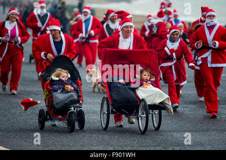 Mare rosso di Babbo Natale che corre lungo la Brighton & Hove lungomare, Sussex, Regno Unito oggi presso l annuale 'Santa Dash'. Darren Cool - 0779230872 Foto Stock