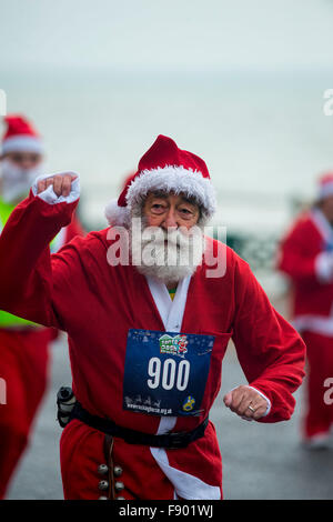 Mare rosso di Babbo Natale che corre lungo la Brighton & Hove lungomare, Sussex, Regno Unito oggi presso l annuale 'Santa Dash'. Darren Cool - 0779230872 Foto Stock