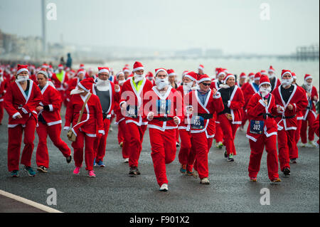 Mare rosso di Babbo Natale che corre lungo la Brighton & Hove lungomare, Sussex, Regno Unito oggi presso l annuale 'Santa Dash'. Darren Cool - 0779230872 Foto Stock