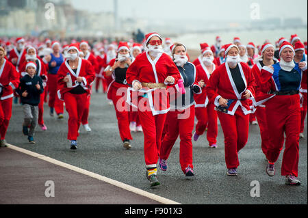 Mare rosso di Babbo Natale che corre lungo la Brighton & Hove lungomare, Sussex, Regno Unito oggi presso l annuale 'Santa Dash'. Darren Cool - 0779230872 Foto Stock