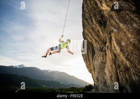 Scalatore appeso sulla corda dalla scogliera, Martinswand, Zirl, Tirolo, Austria Foto Stock