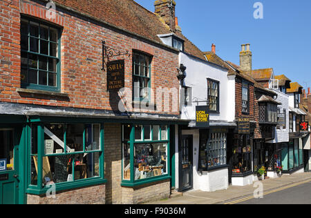 Fila di negozi in Lion Street nella città storica di segala East Sussex Foto Stock