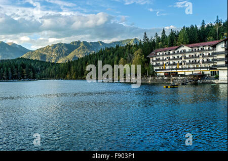 Lago Eibsee, Eibsee-Hotel, Grainau, Werdenfelser Land, Alpi Ammergau, Scharfeck, Friederspitz, Rauheck, Rauheck e Hoher Foto Stock