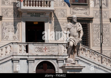 L'Italia, Toscana, Pisa, Piazza dei Cavalieri, la statua di Cosimo I de' Medici lo sfondo Palazzo della Carovana Scuola Università Foto Stock