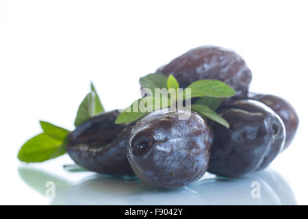 Le prugne essiccate con un rametto di menta Foto Stock