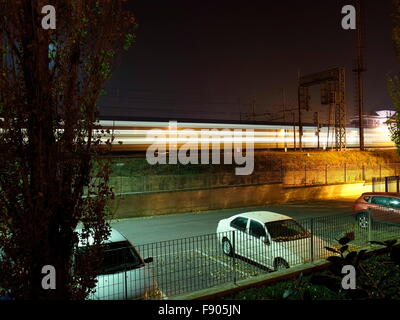 AJAXNETPHOTO. 2015. Roma, Italia. - Il trasporto ferroviario - una scena notturna nel sobborgo di sette BAGNI CON UN REGIONALE TRENITALIA Double Decker treni passeggeri in transito. Foto:JONATHAN EASTLAND/AJAX REF:GR4 151012 75201 Foto Stock