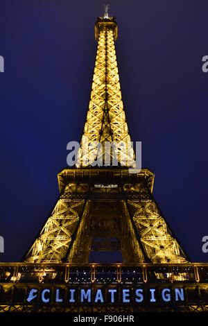 Parigi, Francia. 12 Dic, 2015. Lo slogan "CLIMATESIGN' è visibile sulla Torre Eiffel a Parigi, Francia, 12 dicembre, 2015. Francia Il Sabato ha consegnato il testo finale di un accordo globale sul cambiamento climatico ai partecipanti della maratona di negoziati sul clima a Parigi. Credito: Li Genxing/Xinhua/Alamy Live News Foto Stock