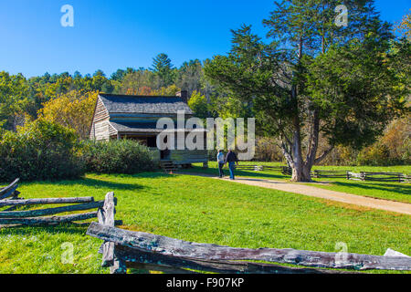 Storica vecchia cabina in Cades Cove nel Parco Nazionale di Great Smoky Mountains Tennessee Foto Stock