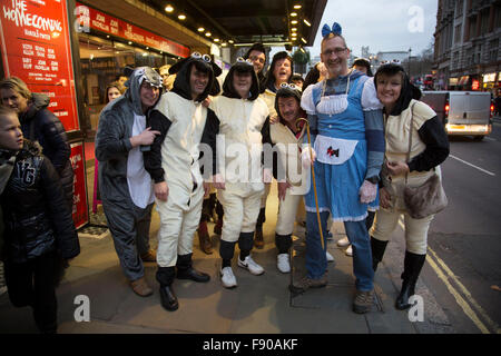 Londra, Regno Unito. Dodicesimo Dicembre, 2015. Gruppo di amici per un giorno di Natale nel centro di Londra, Regno Unito. Vestito come Bo Peep e un gregge di pecore, dopo la famosa filastrocca. Credito: Michael Kemp/Alamy Live News Foto Stock