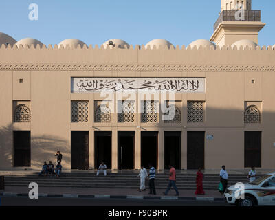 Parete decorativa ed entrata alla Moschea di Dubai heritage area. Foto Stock