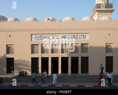 Parete decorativa ed entrata alla Moschea di Dubai heritage area. Foto Stock