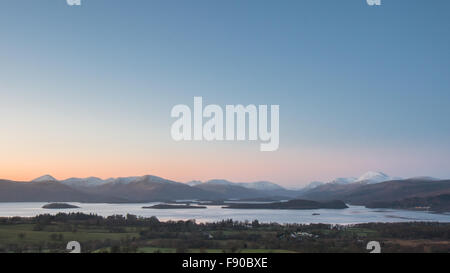 Gartocharn, Loch Lomond Scozia, Regno Unito. Dodicesimo Dicembre, 2015. Regno Unito - previsioni del tempo - una perfetta serata invernale vista del Loch Lomond e il Southern Highlands, con la Snow capped picco di Ben Lomond sulla destra e non una nuvola in cielo Credito: kayrtravel/Alamy Live News Foto Stock