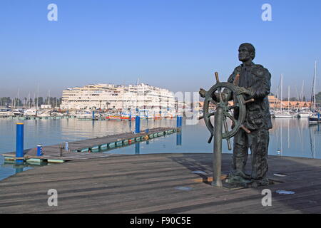 'Sailor di Vilamoura' scultura in bronzo di Aden Mcleod, 2001, Vilamoura Marina, Vilamoura, Quarteira, Algarve, Portogallo, Europa Foto Stock