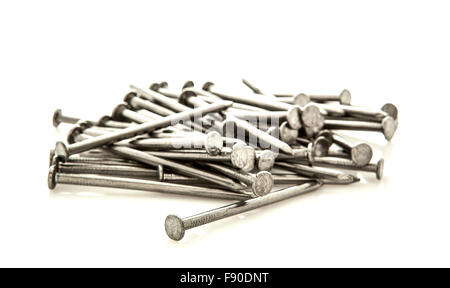 Pila di chiodi su sfondo bianco Foto Stock