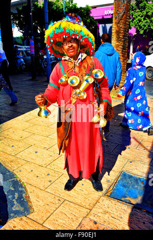 Casablanca Marocco oro locale a tazza venditore di acqua Foto Stock