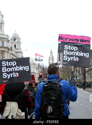 London, Londra, Regno Unito. 12 Dic, 2015. Centinaia di 'Stop la guerra' sostenitori marzo durante un arresto della coalizione bellica protesta contro il Regno Unito aria investe in Siria, nel centro di Londra, Gran Bretagna il 12 dicembre, 2015. Credito: Han Yan/Xinhua/Alamy Live News Foto Stock