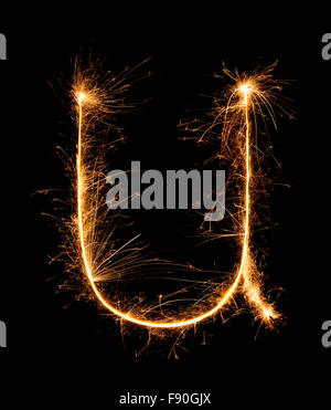 Sparkler fuochi d' artificio alfabeto di luce u (piccole lettere) di notte sullo sfondo Foto Stock