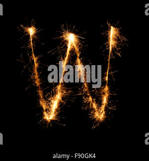 Sparkler fuochi d' artificio alfabeto di luce W di notte sullo sfondo