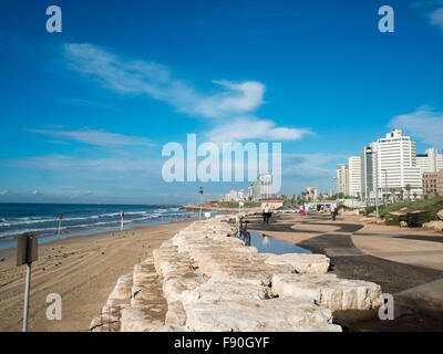 Tel Aviv spiaggia e mare torri Foto Stock