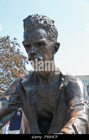 Attila Jozsef seduto tenendo il suo cappello in mano la scultura vicino al parlamento ungherese, Budapest, Ungheria. Foto Stock