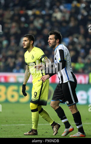 Udine, Italia. Dodicesimo Dicembre, 2015. Inter Milan di avanti Mauro Emanuel Icardi (L) e Udinese il difensore Maurizio Domizzi durante il campionato italiano di una partita di calcio tra Udinese Calcio v FC Inter Milano il 12 dicembre, 2'015 presso lo Stadio Friuli Credito: Andrea Spinelli/Alamy Live News Foto Stock