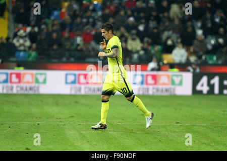 Udine, Italia. Dodicesimo Dicembre, 2015. Inter Milan di avanti Stevan Jovetic viene eseguito durante il campionato italiano di una partita di calcio tra Udinese Calcio v FC Inter Milano il 12 dicembre, 2'015 presso lo Stadio Friuli Credito: Andrea Spinelli/Alamy Live News Foto Stock