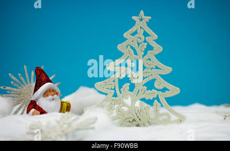 Babbo Natale figurine con White Christmas tree Foto Stock