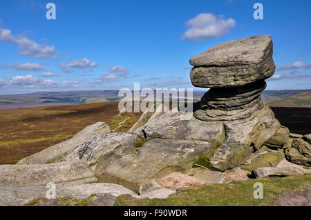 Una formazione rocciosa sul retro Tor, in alto sulle colline a bordo Derwent nel Peak District, Derbyshire, in Inghilterra. Foto Stock